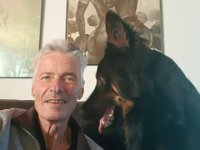 Chef, mein Balli ist unter's Sofa gerollt...!!